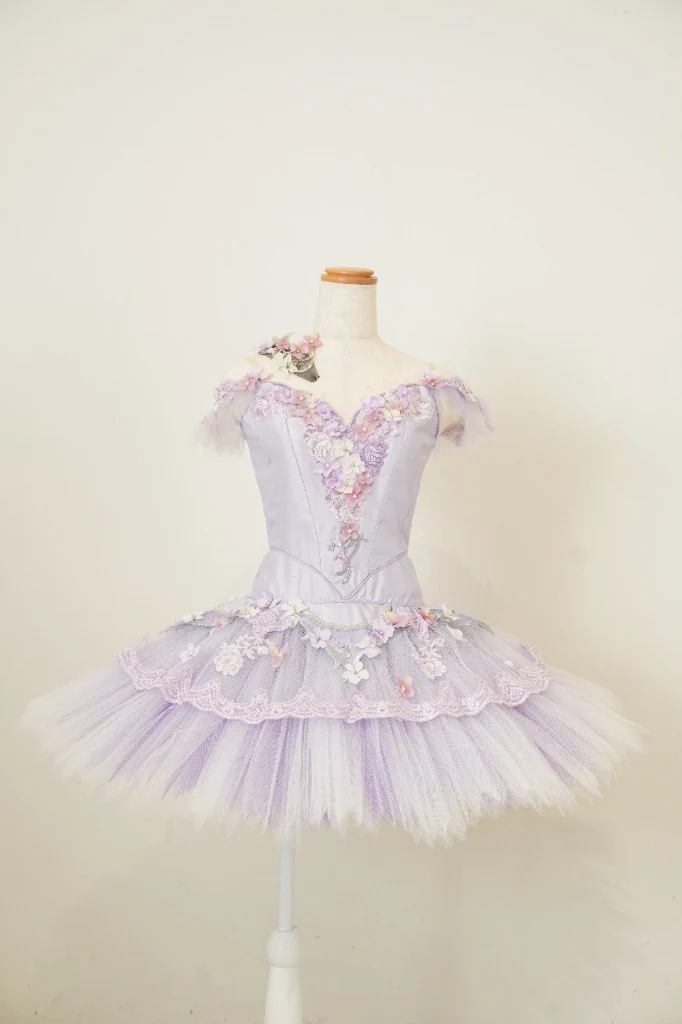 ライラック色のクラシックチュチュ。サテンのボディスに立体的な花モチーフとゴールドレース、淡紫と白のチュールを重ねたパンケーキ型スカート。「リラの精」向けオーダーメイド｜MIYAKOYA